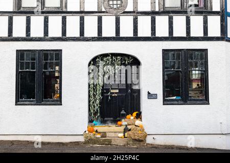 Aberlady, East Lothian, Écosse, Royaume-Uni, 20 octobre 2021.Décorations d'Halloween : la Maison du coin, une maison à colombages sur la route principale à travers le village, a souvent une exposition saisonnière, à l'heure actuelle avec des citrouilles et d'autres décorations sur le seuil Banque D'Images