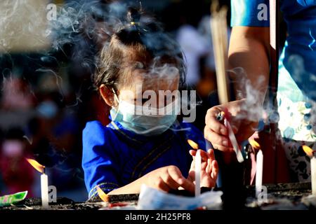 Yangon, Myanmar.20 octobre 2021.Un enfant allume une bougie pour prier à la Pagode Shwedagon lors du traditionnel festival de Thadingyut à Yangon, Myanmar, le 20 octobre 2021.Credit: U Aung/Xinhua/Alamy Live News Banque D'Images