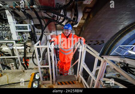 Pete Waterman à l'occasion du dévoilement de la machine à aléser de tunnel de 2,000 tonnes HS2 qui créera un tunnel à deux trous d'un kilomètre sous long Itchington Wood, dans le Warwickshire.La machine a été nommée Dorothy, d'après Dorothy Hodgkin, la première femme britannique à remporter le prix Nobel de chimie, après un vote public.Date de la photo: Mercredi 20 octobre 2021. Banque D'Images