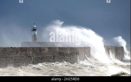 Newhaven East Sussex, Royaume-Uni.20 octobre 2021.Des vents forts font monter d'énormes vagues qui battent le phare et le port de Newhaven dans l'est du Sussex au Royaume-Uni.Crédit : MARTIN DALTON/Alay Live News Banque D'Images