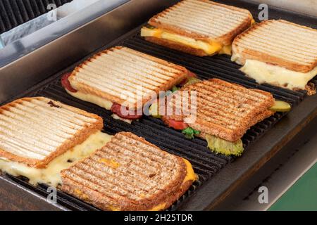 Sandwichs grillés avec fromage fondu sur le grille-pain ou le gril. Banque D'Images