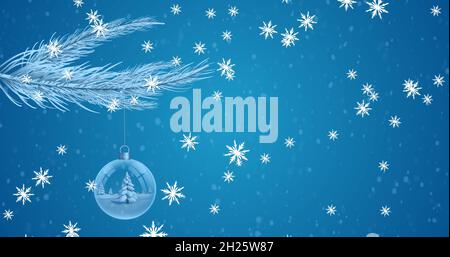Image de neige tombant sur l'arbre de noël avec boule sur fond bleu Banque D'Images