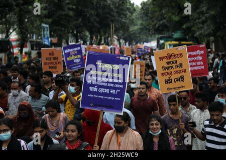 Dhaka, Bangladesh.19 octobre 2021.La Ligue Awami a organisé un « rassemblement pour la paix et l'harmonie » entre l'avenue Bangabandhu et le Minar central de Shaheed pour protester contre les attaques sur les temples et les sites de puja dans différentes parties du pays.Le 19 octobre 2021 à Dhaka, au Bangladesh.Credit: SIPA USA/Alay Live News Banque D'Images