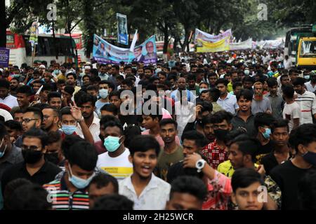 Dhaka, Bangladesh.19 octobre 2021.Bangladesh Awami League (parti politique au Bangladesh) a organisé un « rassemblement pour la paix et l'harmonie » de l'avenue Bangabandhu au Minar central de Shaheed pour protester contre les attaques sur les temples et les sites de puja dans différentes parties du pays.Le 19 octobre 2021 à Dhaka, au Bangladesh.Credit: SIPA USA/Alay Live News Banque D'Images