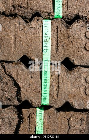 Briquettes de tourbe de Bord na Móna en vente à Ardara, comté de Donegal, Irlande.Combustible domestique traditionnel à l'Eire. Banque D'Images