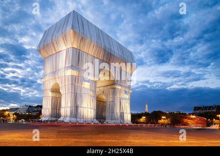 L'Arc de Triomphe de Paris enveloppé de l'idée de Christo et Jeanne-Claude avec la tour Eiffel en arrière-plan. Banque D'Images