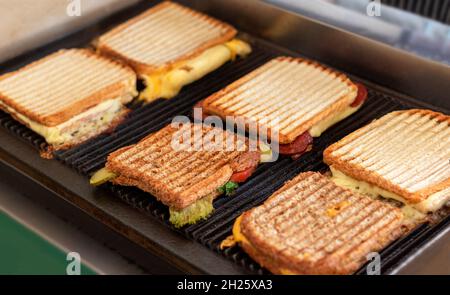 Sandwichs grillés avec fromage fondu sur le grille-pain ou le gril. Banque D'Images