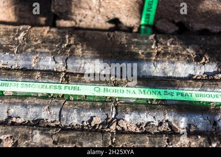 Briquettes de tourbe de Bord na Móna en vente à Ardara, comté de Donegal, Irlande.Combustible domestique traditionnel à l'Eire. Banque D'Images