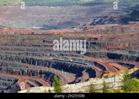 Panorama d'une mine industrielle pour l'extraction des ressources naturelles, vue de dessus. Banque D'Images