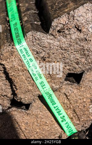 Briquettes de tourbe de Bord na Móna en vente à Ardara, comté de Donegal, Irlande.Combustible domestique traditionnel à l'Eire. Banque D'Images