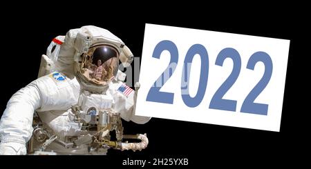 Astronaute dans l'espace, tenant un tableau blanc de 2022 - des éléments de cette image sont fournis par la NASA Banque D'Images