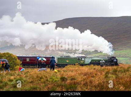 Les passionnés de train regardent la locomotive à vapeur Tornado de classe 60163 du Peppercorn A1 Pacific transporte un train spécial à travers les Yorkshire Dales lors de son trajet de Preston à Carlisle.Date de la photo: Mercredi 20 octobre 2021. Banque D'Images