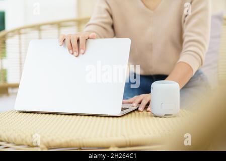 Gros plan main des femmes à l'aide d'un ordinateur portable Banque D'Images