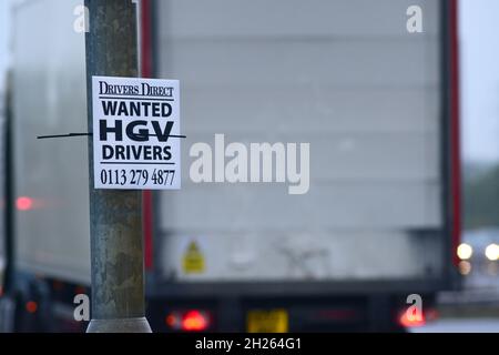 les conducteurs de hgv voulaient signer au bord de la route leeds royaume-uni Banque D'Images