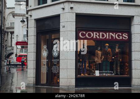 Londres, Royaume-Uni - 02 octobre 2021 : extérieur des cordings, pourvoyeurs haut de gamme pour les vêtements de pays et de ville britanniques et accessoires pour hommes et femmes, on J Banque D'Images