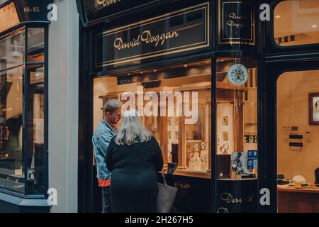 Londres, Royaume-Uni - 02 octobre 2021 : personnes regardant l'exposition au détail de David Duggan Shop à Burlington Arcade, un grand magasin qui abrite le luxe W Banque D'Images