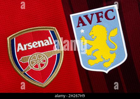 Gros plan sur l'écusson Arsenal et Aston Villa Club. Banque D'Images