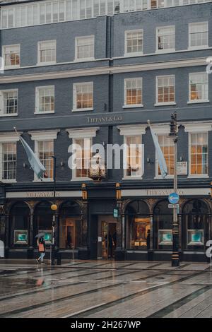 Londres, Royaume-Uni - 02 octobre 2021 : magasin Tiffany and Co sur Bond Street, l'une des rues les plus célèbres pour le shopping de luxe à Londres. Banque D'Images