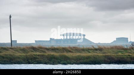 Bâtiments d'essai associés à deux phases de l'occupation de la broche par le Centre de recherche sur les armes atomiques (AWRE) à Orford Ness. Banque D'Images