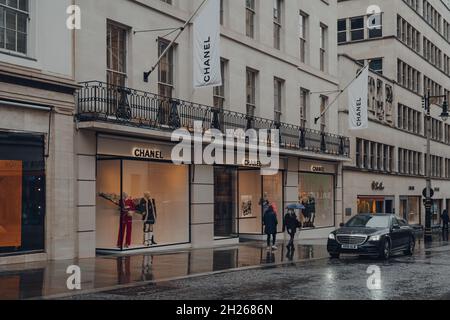 Londres, Royaume-Uni - 02 octobre 2021 : magasin Chanel sur New Bond Street, l'une des rues les plus célèbres pour le shopping de luxe à Londres, voiture garée en face. Banque D'Images