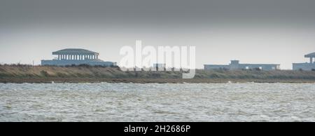 Bâtiments d'essai associés à deux phases de l'occupation de la broche par le Centre de recherche sur les armes atomiques (AWRE) à Orford Ness. Banque D'Images