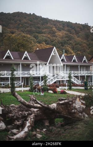 Manoir en bois confortable dans un village de montagne.Belles cottages dans les montagnes.Feuillage d'automne sur les arbres.Concept de confort et de confort Banque D'Images