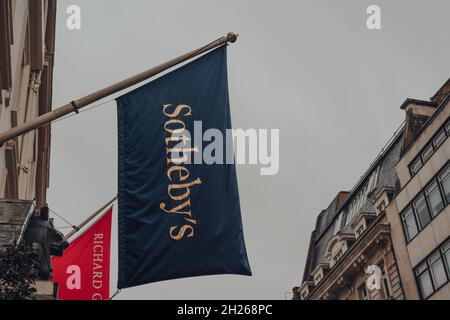 Londres, Royaume-Uni - 02 octobre 2021 : vue à angle bas du drapeau à l'extérieur de Sotheby's, l'un des plus grands courtiers d'art et de décoration au monde, bijoux Banque D'Images