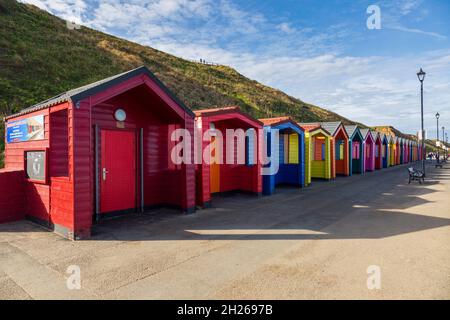 Des cabanes de plage colorées le long du front de mer à Saltburn-by-the-Sea, dans le North Yorkshire, en Angleterre Banque D'Images