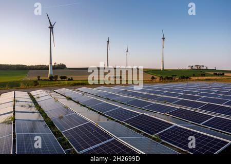 Système photovoltaïque sur les espaces ouverts devant les éoliennes Banque D'Images