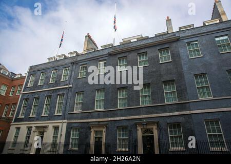 Les drapeaux d'Union volent en Berne au sommet du bâtiment qui abrite le 10 Downing Street, résidence officielle du Premier ministre britannique. Banque D'Images