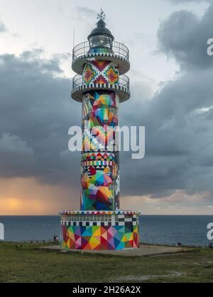 Le phare de Faro de Ajo, peint par l'artiste Cantabrique Okuda San Miguel en 2020, est situé au Cap Ajo, en Cantabrie, en Espagne Banque D'Images