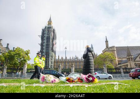 Des hommages floraux ont été rendus à Sir David Amiss, député conservateur, sur la place du Parlement, dans le centre de Londres, le 16 octobre 2021. Banque D'Images