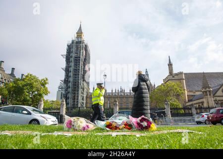 Des hommages floraux ont été rendus à Sir David Amiss, député conservateur, sur la place du Parlement, dans le centre de Londres, le 16 octobre 2021. Banque D'Images