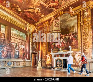 Deux visiteurs dans la salle Bow à Burghley House, une demeure élisabéthaine construite par William Cecil, Lord Burghley, à Stamford, en Angleterre du 16 siècle. Banque D'Images