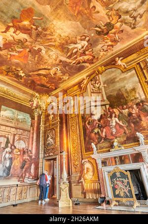 Deux visiteurs dans la salle Bow à Burghley House, une demeure élisabéthaine construite par William Cecil, Lord Burghley, à Stamford, en Angleterre du 16 siècle. Banque D'Images