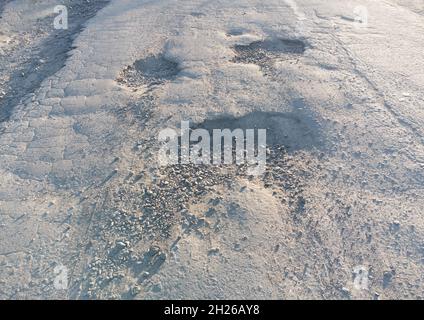 Pothole sur l'asphalte.Route endommagée Banque D'Images