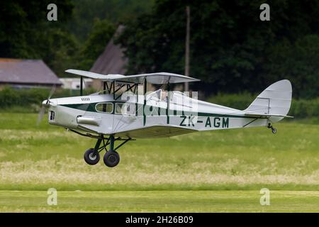 1938 de Havilland DH.83 Fox Moth 'ZK-AGM' en vol au Shuttleworth Evening Airshow le 19 juin 2021 Banque D'Images