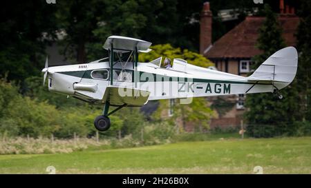 1938 de Havilland DH.83 Fox Moth 'ZK-AGM' en vol au Shuttleworth Evening Airshow le 19 juin 2021 Banque D'Images