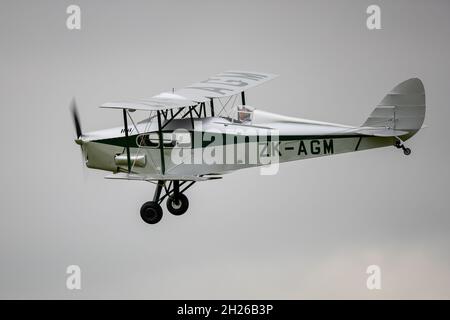 1938 de Havilland DH.83 Fox Moth 'ZK-AGM' en vol au Shuttleworth Evening Airshow le 19 juin 2021 Banque D'Images