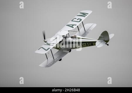 1938 de Havilland DH.83 Fox Moth 'ZK-AGM' en vol au Shuttleworth Evening Airshow le 19 juin 2021 Banque D'Images