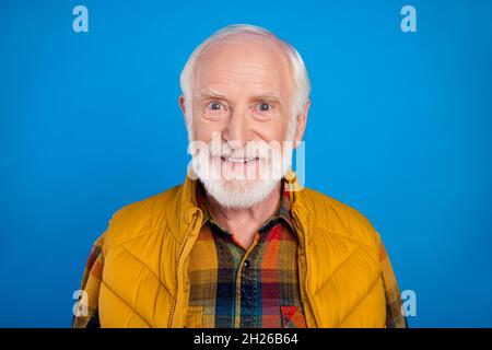 Portrait de contenu attrayant et joyeux homme aux cheveux gris portant une chemise à carreaux décontractée isolée sur fond bleu vif Banque D'Images