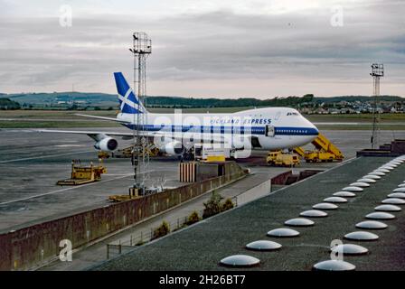 Un Boeing 747 Highland Express à l'aéroport Prestwick, Glasgow, Écosse, Royaume-Uni en 1987.La compagnie aérienne a été formée par Randolph Fields.La flotte de Highland Express ne comprenait qu'un seul avion, Boeing 747-100.Le service transatlantique a commencé en 1987 et consistait en des vols de Stansted ou Birmingham à Newark, New York, via Prestwick.Highland Express a été le premier transporteur régulier à bas prix de Prestwick, Stansted et Birmingham.Toutefois, les numéros de passagers ne se sont pas matérialisés.Dettes montées et Highland Express ont cessé ses activités plus tard cette année-là – une photographie ancienne des années 1980. Banque D'Images