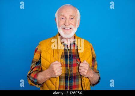 Portrait d'un joli homme joyeux aux cheveux gris portant des vêtements de saison confortables isolés sur un fond bleu vif Banque D'Images