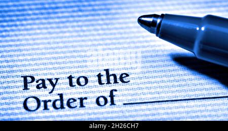Le paiement des factures et de l'argent avec un chèque et un stylo Banque D'Images