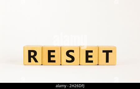 Réinitialiser le symbole.Le mot concept « régler » sur des cubes en bois.Belle table blanche, fond blanc.Concept d'entreprise et de réinitialisation.Copier l'espace. Banque D'Images