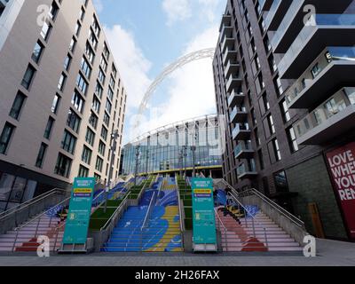 Wembley, Grand Londres, Angleterre, octobre 12 2021 : escaliers multicolores menant au stade de Wembley, un stade de football pour l'équipe nationale anglaise. Banque D'Images