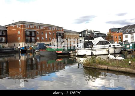 Appartements au bord de l'eau, bateaux étroits et lancement de moteur dans le bassin de Diglis à Worcester, où se trouvent Worcester et Birmingham.Le canal rencontre la rivière Severn.ROYAUME-UNI Banque D'Images