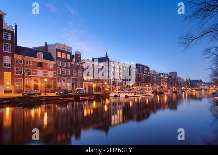Amsterdam, Pays-Bas ponts et canaux au crépuscule. Banque D'Images