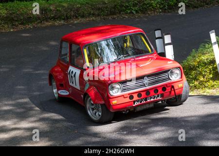 Course de Minis à Wiscombe Park Hillgrimpez dans Devon, Royaume-Uni.Tous sont spécialement modifiés pour s'adapter aux exigences de la course contre la montre sur un sprint en montée de 900 yards Banque D'Images