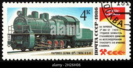 RUSSIE - VERS 1986 : un timbre imprimé en Russie montre la locomotive UE 684-37 de 1929, vers 1986 Banque D'Images